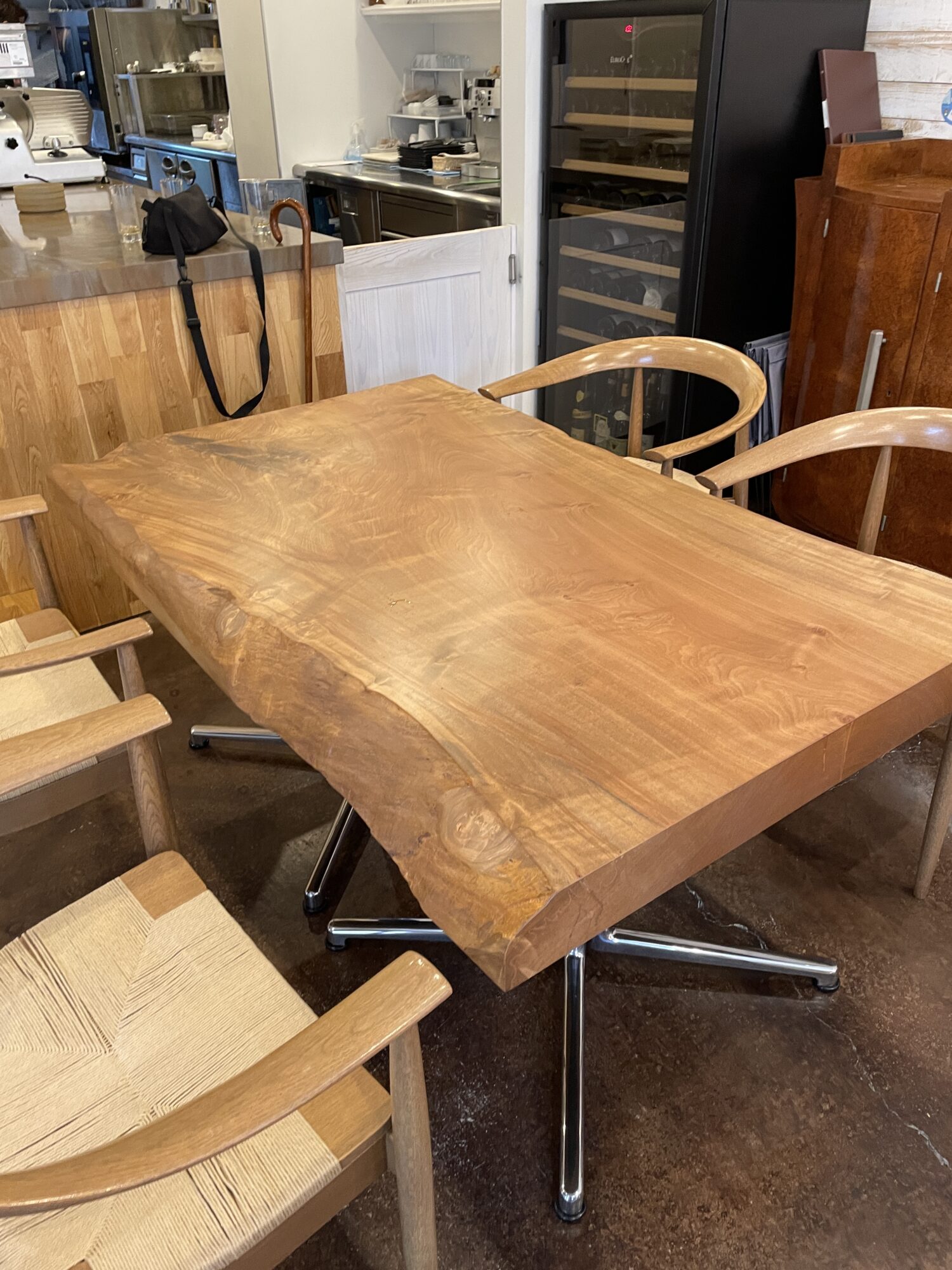 「木の温もりが織りなす、至福のダイニング体験」